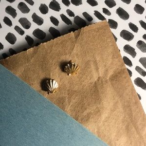 Cute Petite Gild Seashell Earrings